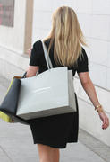 th_171138506_ReeseWithspoon02052013OutShoppinginBeverlyHills20_122_670lo.jpg