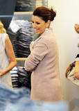 th_85009_celebrity_paradise.com_TheElder_EvaLongoria2010_02_24_shoppingat1969_122_714lo.jpg