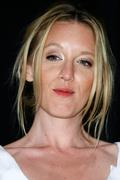th_36323_Tikipeter_Ludivine_Sagnier_Pieds_Nus_Sur_Des_Limaces_German_Premiere_030_123_724lo.jpg
