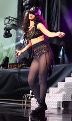 th_005347992_RihannaperformsliveattheBarclaycardWirelessFestivalHydeParkLondon8.7.2012_172_122_729lo.jpg