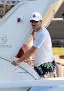 th_299731181_LeonardoDiCaprioLeonardoDiCaprioFriends_HTkD513e_Rl_122_818lo.jpg