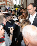 th_68818_celebrity_paradise.com_TheElder_EvaMendes2010_09_14_atRadio1topre_recordEdithBowmansshowinLondon25_122_937lo.jpg