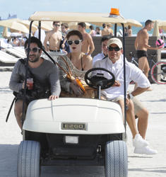 http://img224.imagevenue.com/loc946/th_312548884_Mischa_Barton_Bikini_Candids_on_the_Beach_in_Miami_December_27_2011_205_122_946lo.jpg